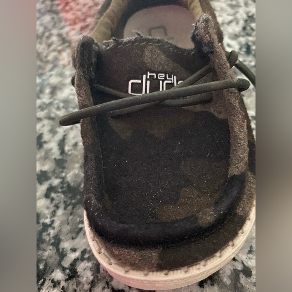 Toddler size 5 green camo hey dudes